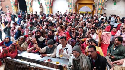 Holi celebrations begin at Dwarkadhish Temple