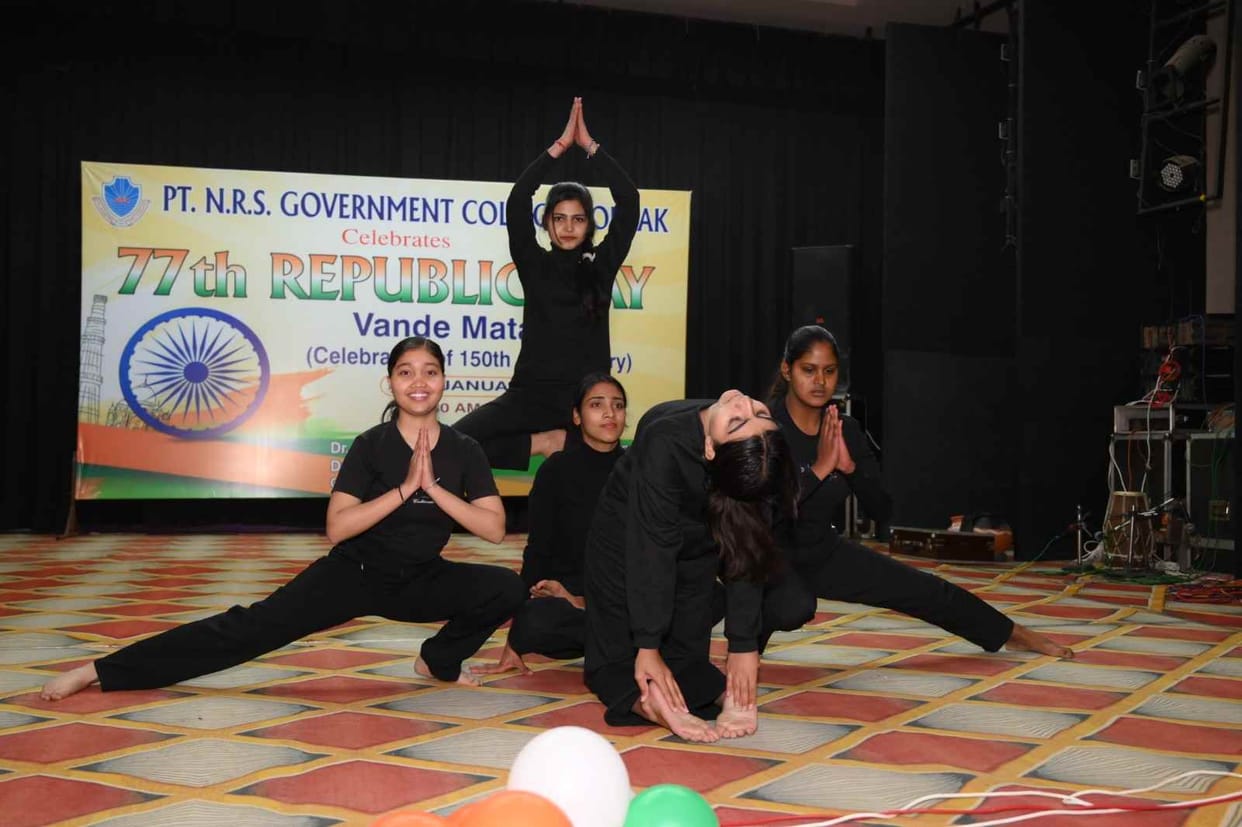 Students presented various patriotic songs, raginis, poems, and qawwalis.