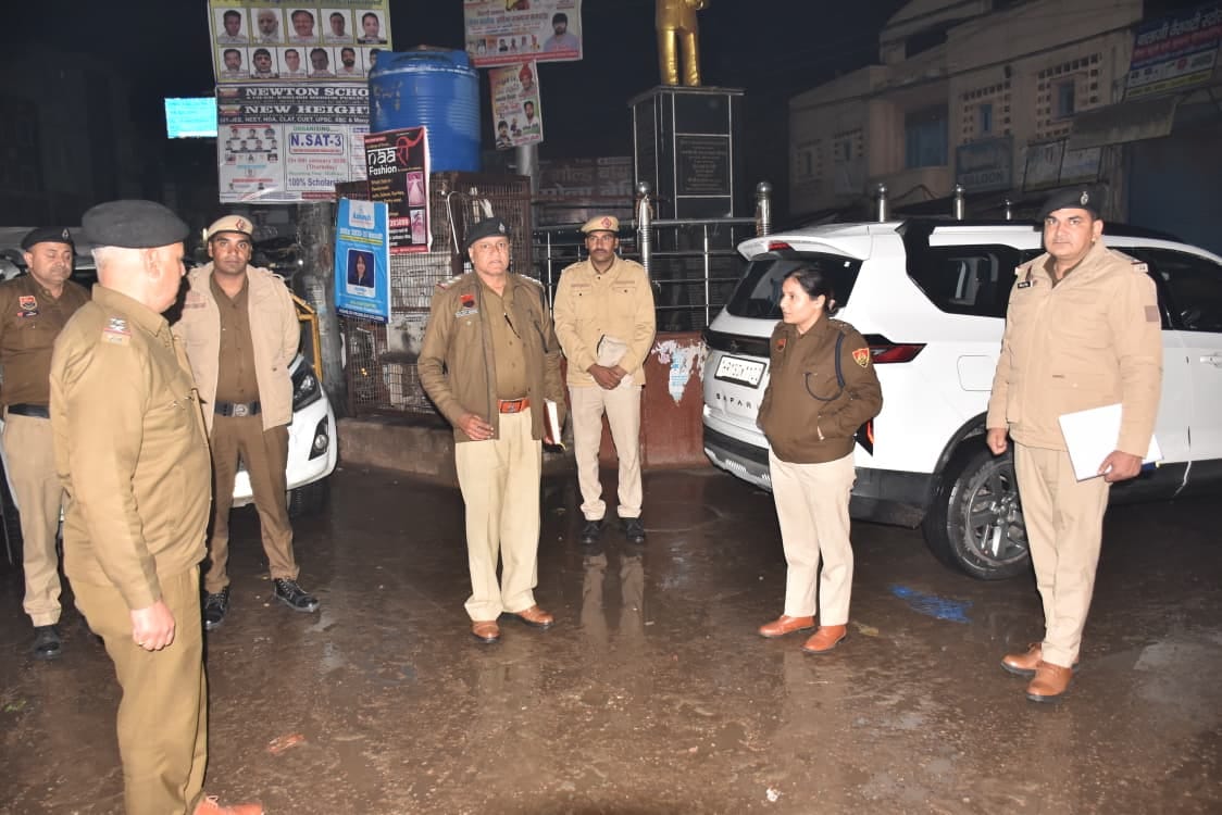 The Deputy Commissioner of Police inspected the checkpoints and the city.