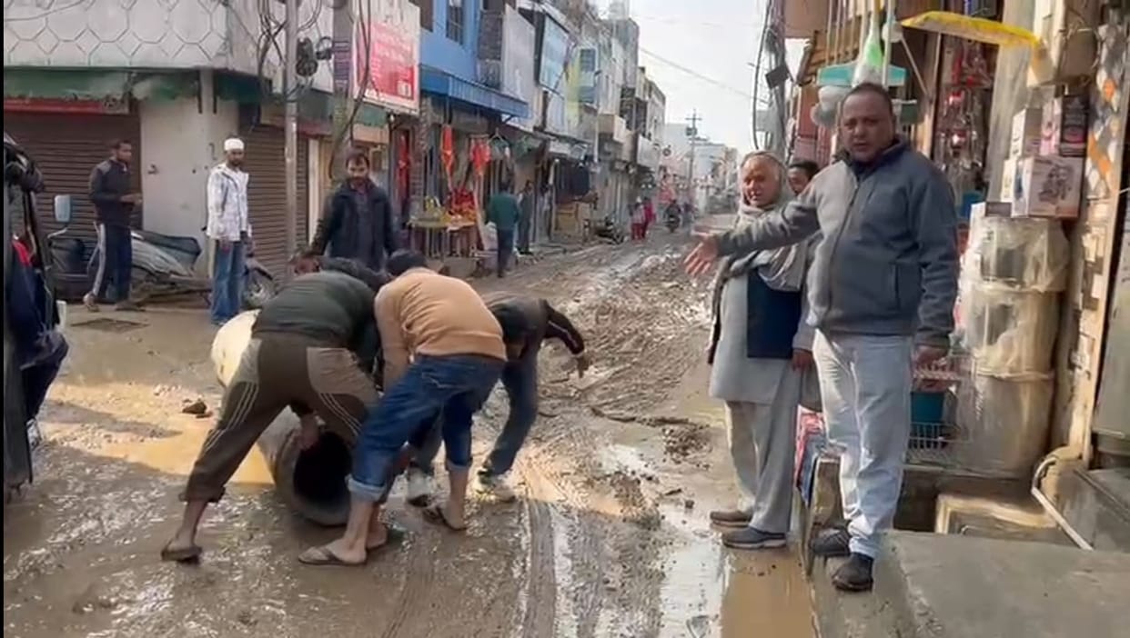 The road from Dayal Bagh to Babyal is in bad condition.