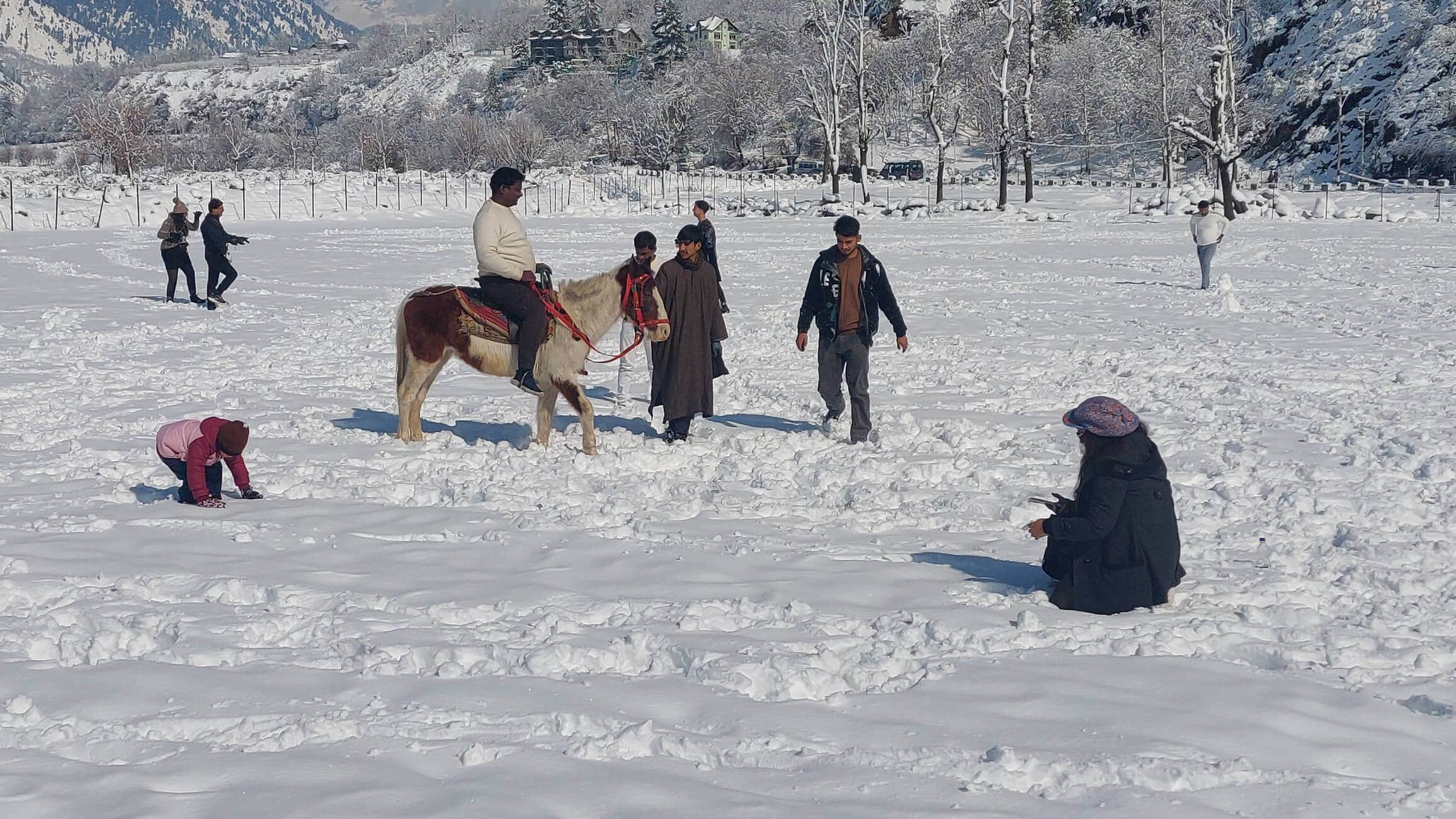 अनंतनाग के पहलगाम में पर्यटक।