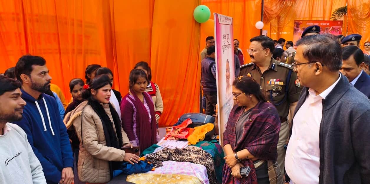 अंटा चौराहा स्थित अटल बिहारी वाजपेयी प्रेक्षागृह में आयोजित उत्तर प्रदेश स्थापना दिवस कार्यक्र