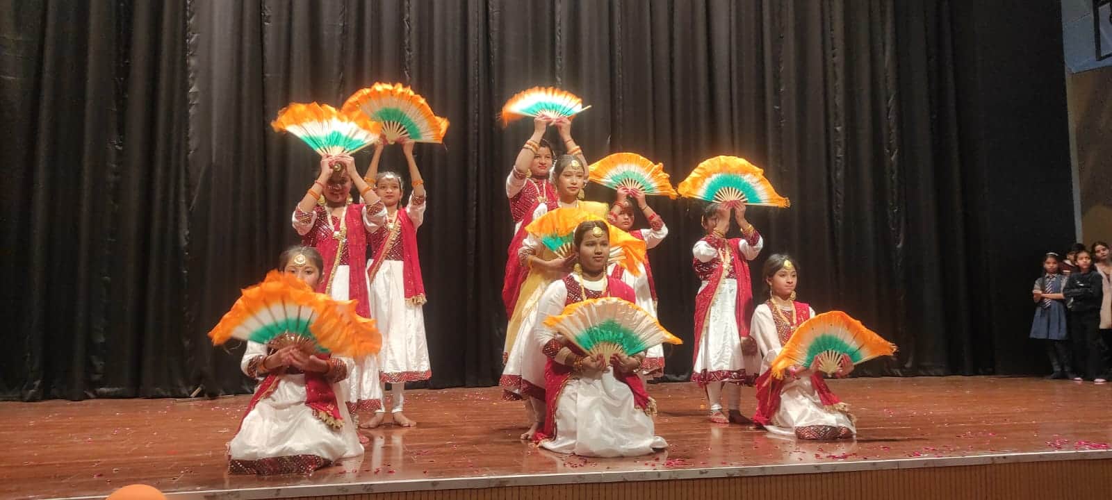 अटल ऑडिटोरियम में शहीदों तुम्हे प्रणाम कार्यक्रम में प्रस्तुति देतीं छात्राएं। स्रोत: आयोजक