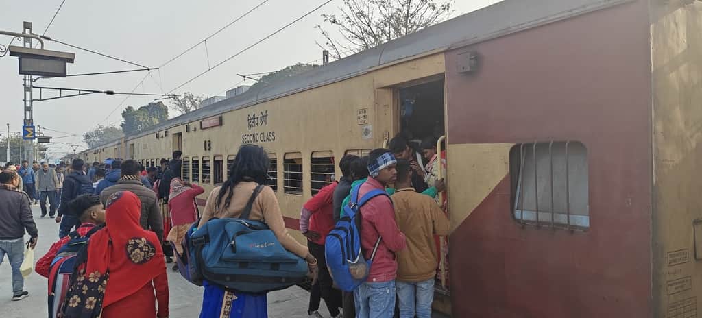 भटनी रेलवे स्टेशन पर बाघ एक्सप्रेस में चढ़ते यात्री। संवाद