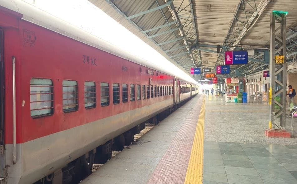 Stone pelting on Krishak Express, Basti-bound passenger injured in Gorakhpur