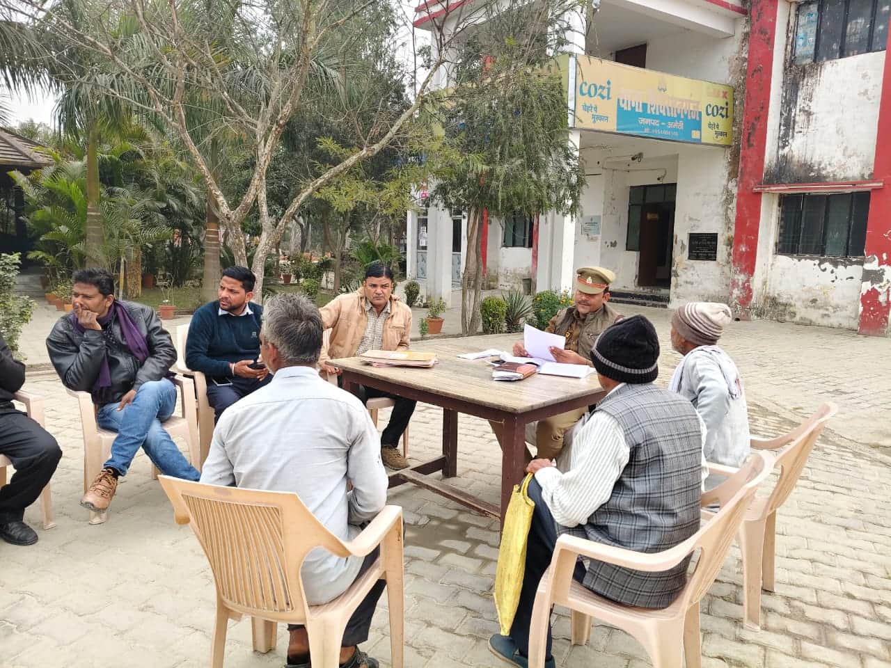 बाजारशुकुल थाने में आयोजित थाना समाधान दिवस में सुनवाई करते दिवासधिकारी। संवाद