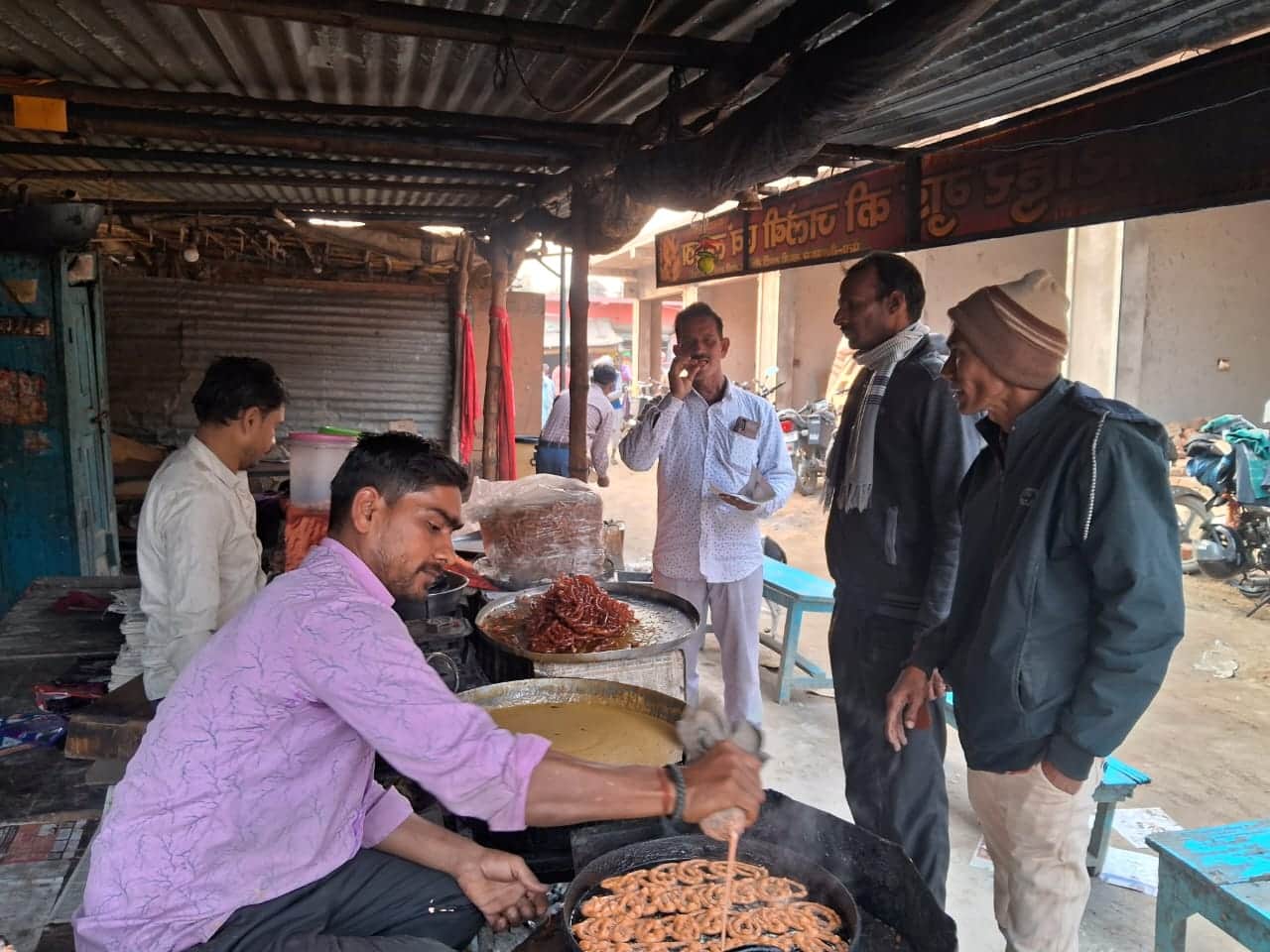 बैकुंठपुर में बन रही गुड़ही जलेबी, फोटो संवाद