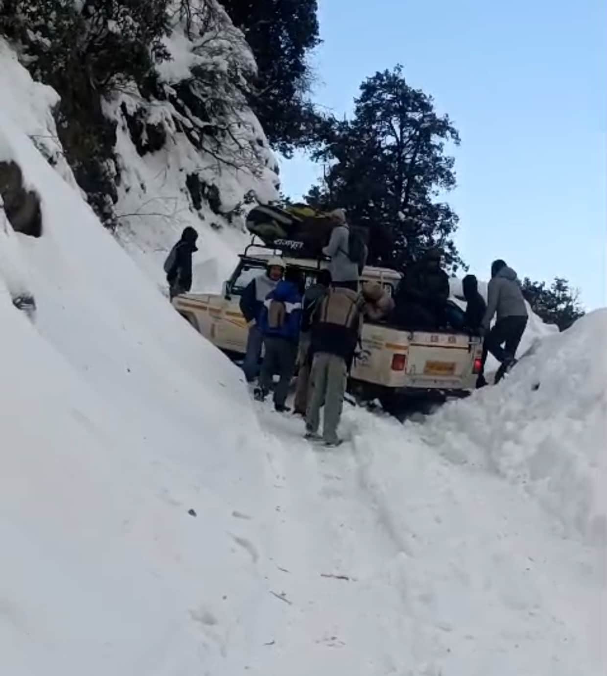 बिलिंग को जातेबर्फ में फंसी पैराग्लाइडर ले जा रही गाड़ी को निकालते पैराग्लाइडर पायलट। जागरू