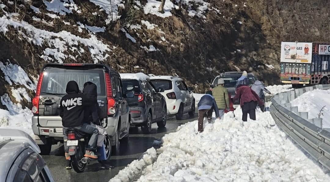 बर्फ का आनंद उठाने राजोरी के थन्नामंडी और बुधल सड़क मार्ग पर लोगो की लग रही भीड़ फोटो स्रोत लोक्ल