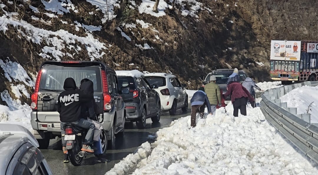 बर्फ का आनंद उठाने राजोरी के थन्नामंडी और बुधल सड़क मार्ग पर लोगो की लग रही भीड़ फोटो स्रोत लोक्ल