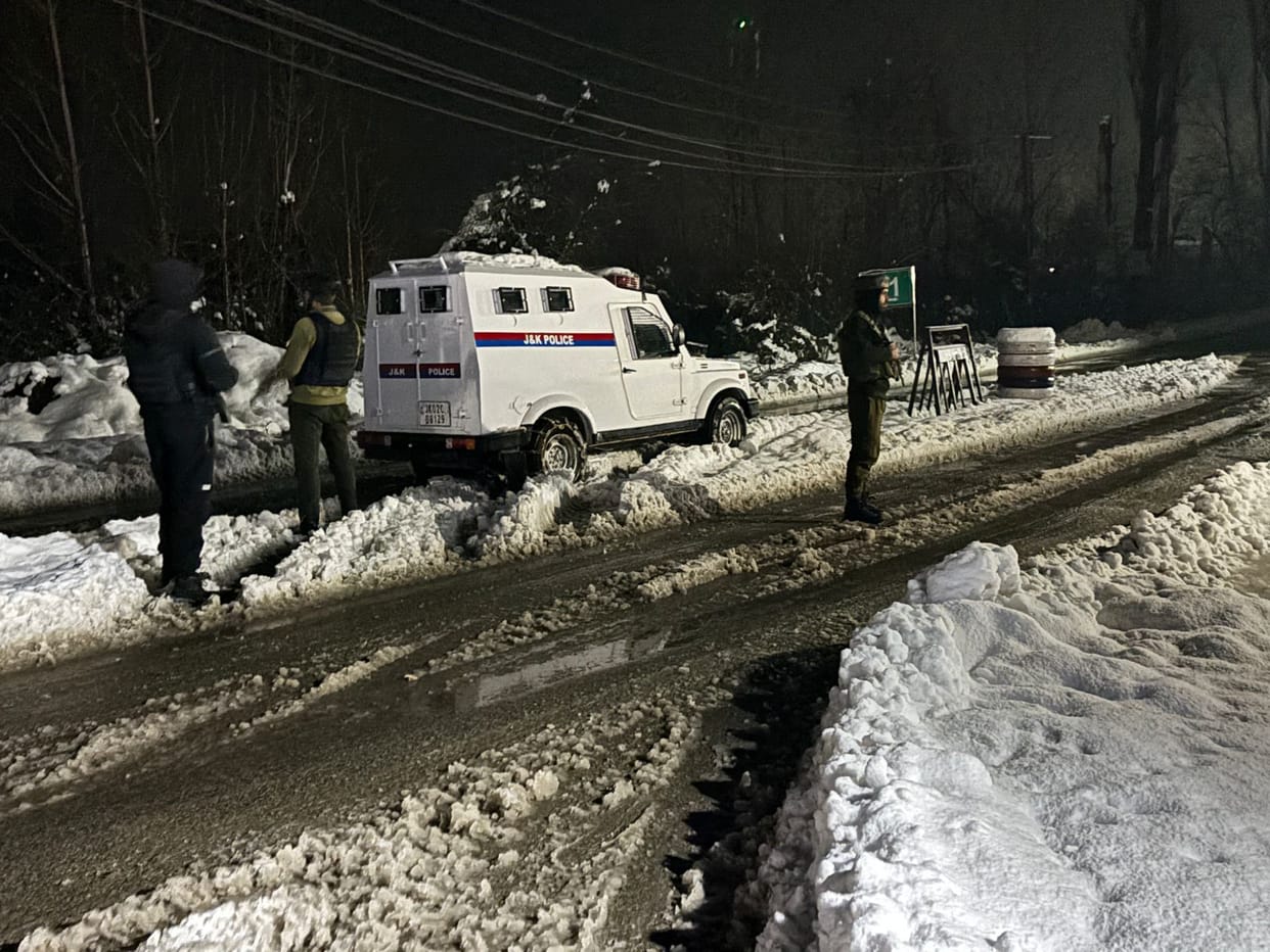 Srinagar, Three Feet Snow, Baramulla Peoples Face Problems