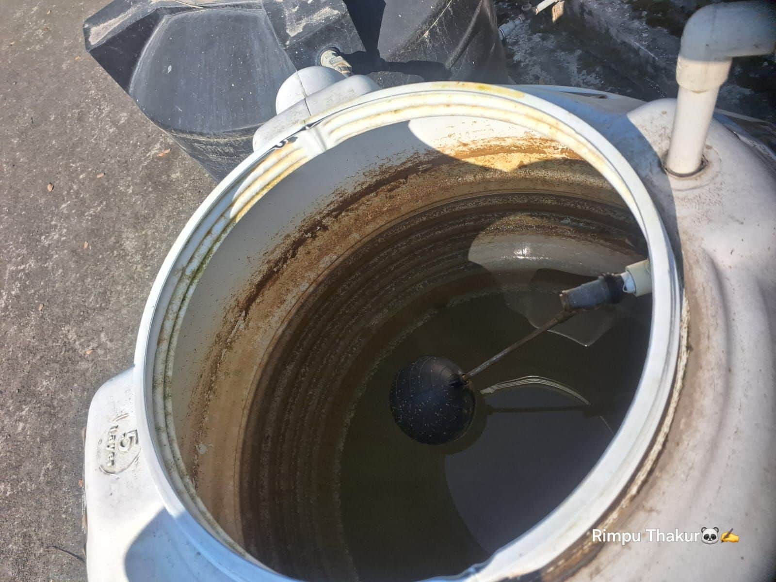 बस स्टैंड में पानी की टंकियों में जमी गंदगी: संवाद