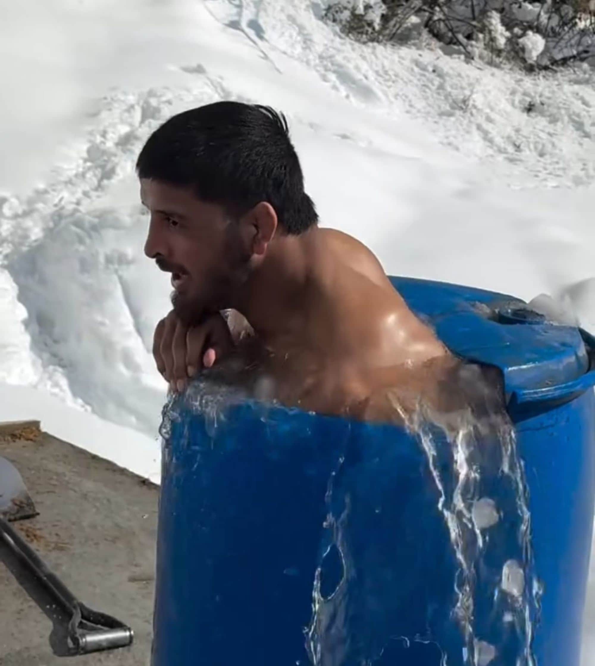 चुबा के चुराह में आइस बाथ लेता युवा पहलवान सुमित ठाकुर।संवाद