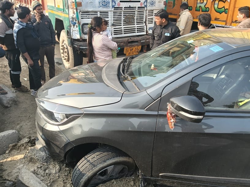 The car was dragged along for a hundred meters, trapped under the truck; the engineer's family narrowly escaped with their lives.