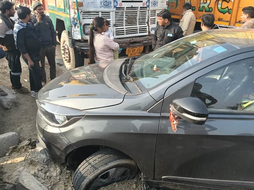 चौक कोतवाली क्षेत्र में लखनऊ-दिल्ली हाईवे पर दुर्घटनाग्रस्त कार। संवाद