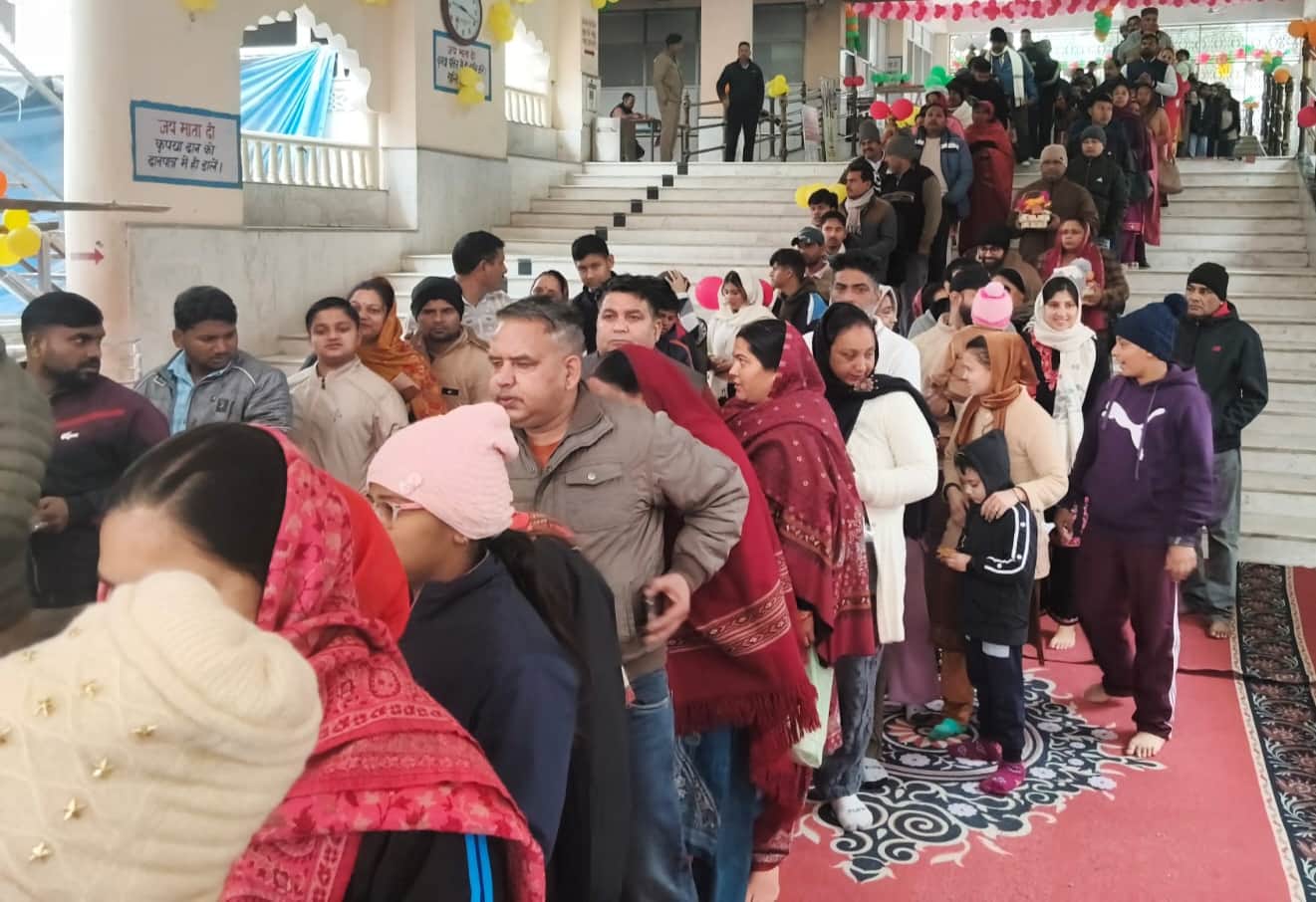 चामुंडा माता मंदिर में रविवार को उमड़ी भीड़। संवाद