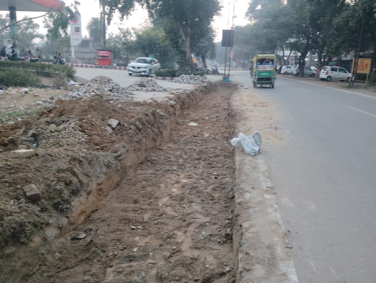 Uprooted road in Hastinapur main market becomes a problem, danger of accident