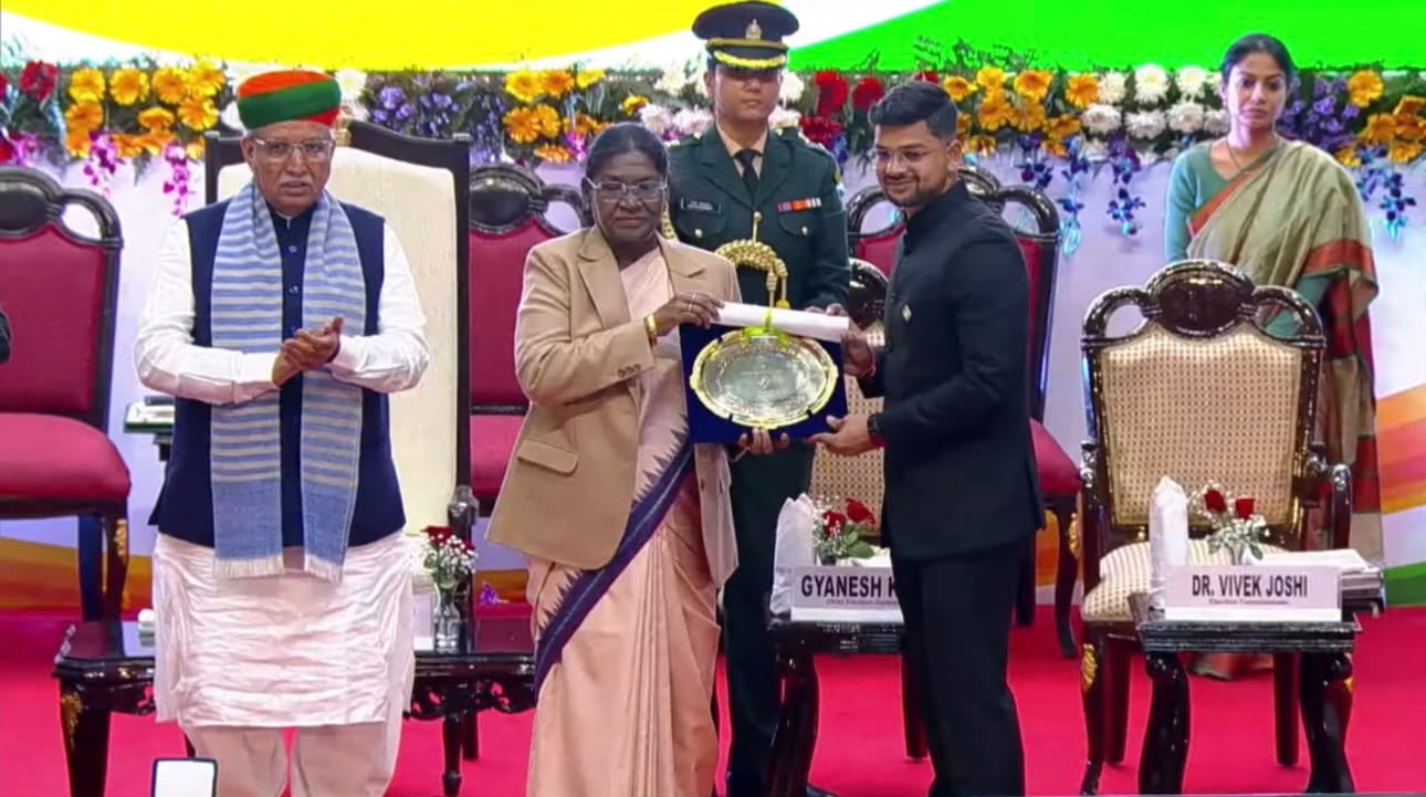 डीएम अंशुल कुमार को सम्मानित करते राष्ट्रपति