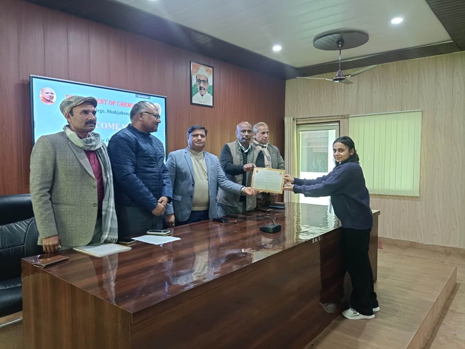 एसएस कॉलेज में कार्यक्रम के दौरान विचार व्यक्त करने वाली छात्रा को सम्मानित करते अतिथि। स्रोत: