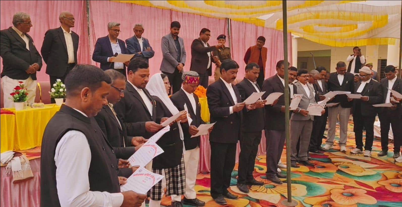 फोटो-01: मछलीशहर तहसील परिसर में नवनिर्वाचित बार के पदाधिकारियों को शपथ दिलाते उच्च न्यायालय के