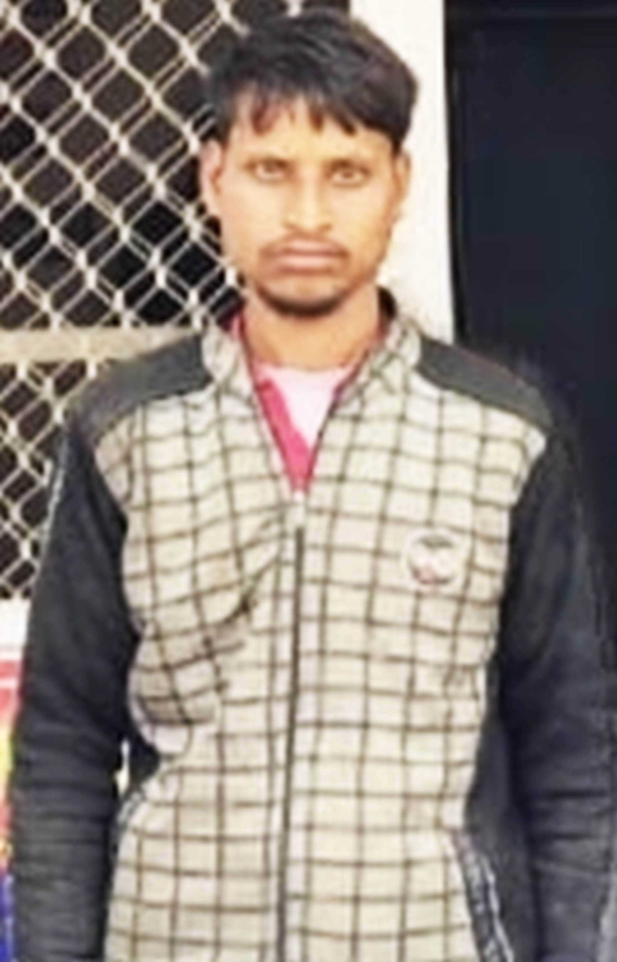 फोटो-10-पुलिस के हत्थे चढ़ा आशीष पटेल उर्फ अंकुश उर्फ लाले। स्रोत पुलिस