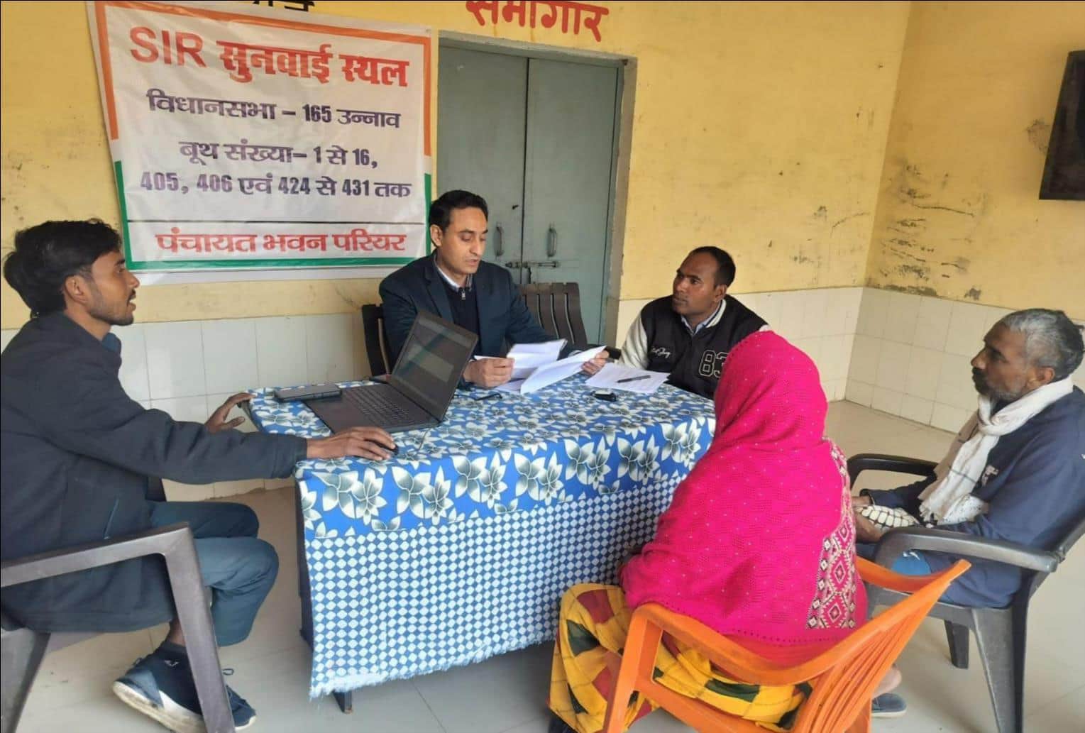 फोटो-10-परियर पंचायत भवन में लगे शिविर में नोटिस को लेकर मतदाताओं को जानकारी देते नायब तहसीलदार