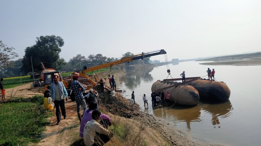 Work on construction of pontoon bridge over Ramganga river at Nandana begins