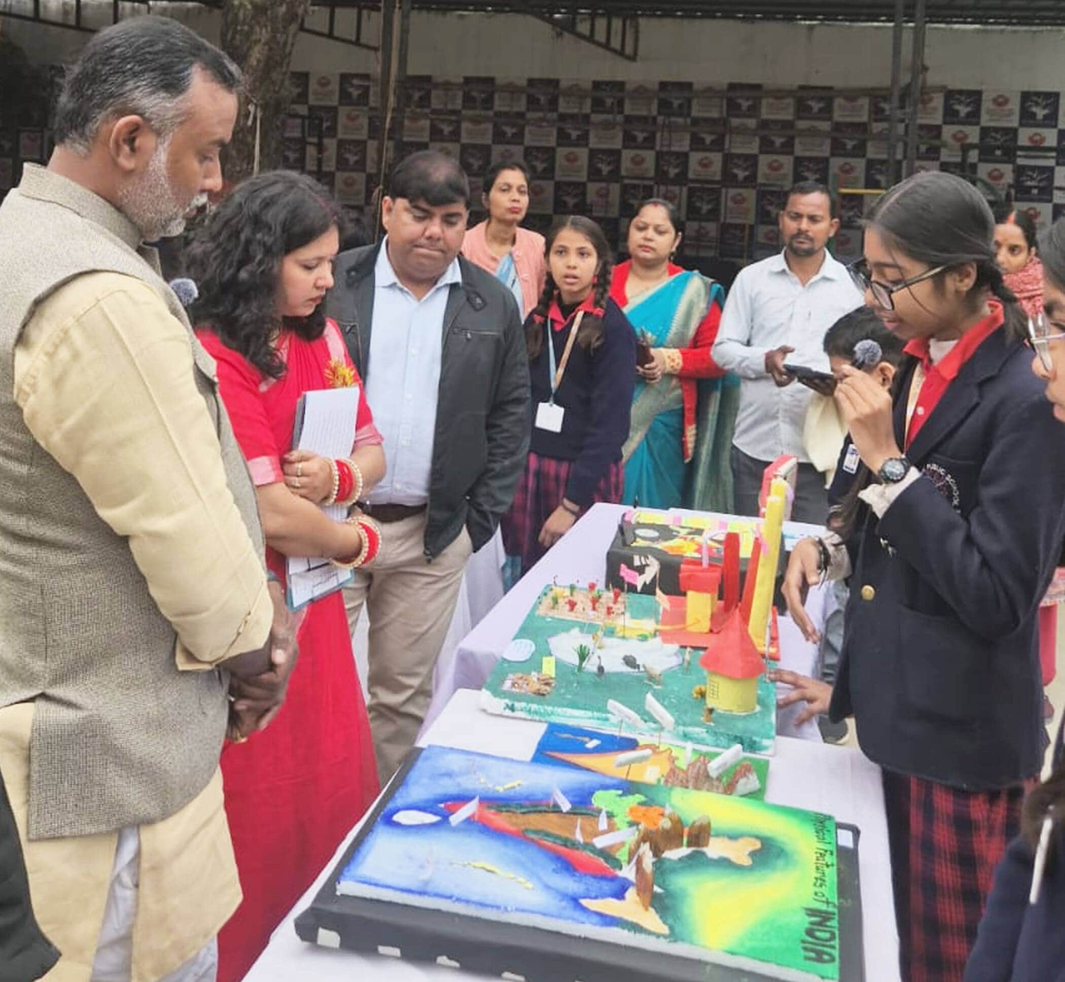 फोटो-12-अपने मॉडल की जानकारी देती छात्रा। स्रोत स्वयं