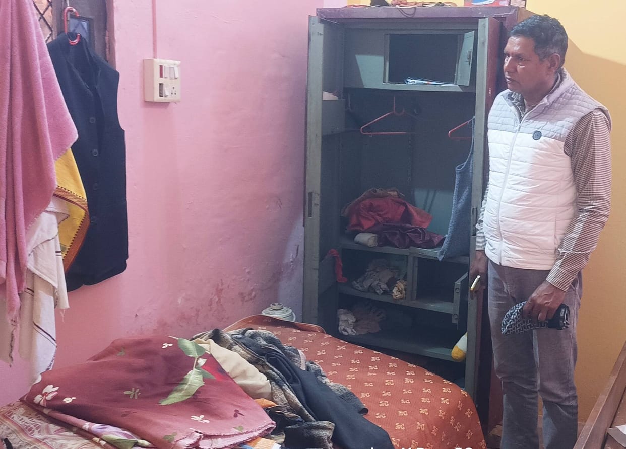 Teacher's house was broken into and jewellery worth Rs 2.5 lakh stolen
