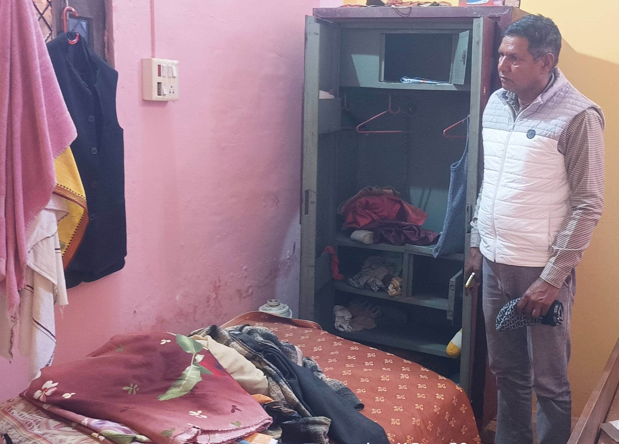 फोटो-14-चोरी के बाद खुली अलमारी के पास मौजूद शिक्षक। संवाद