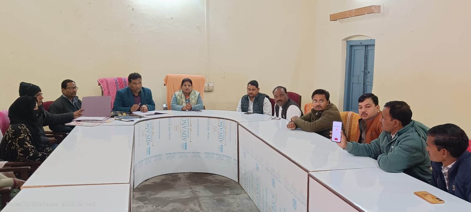 फोटो-16-नगर पंचायत बोर्ड बैठक में अध्यक्ष ईओ व सभासद। स्रोत कार्यालय