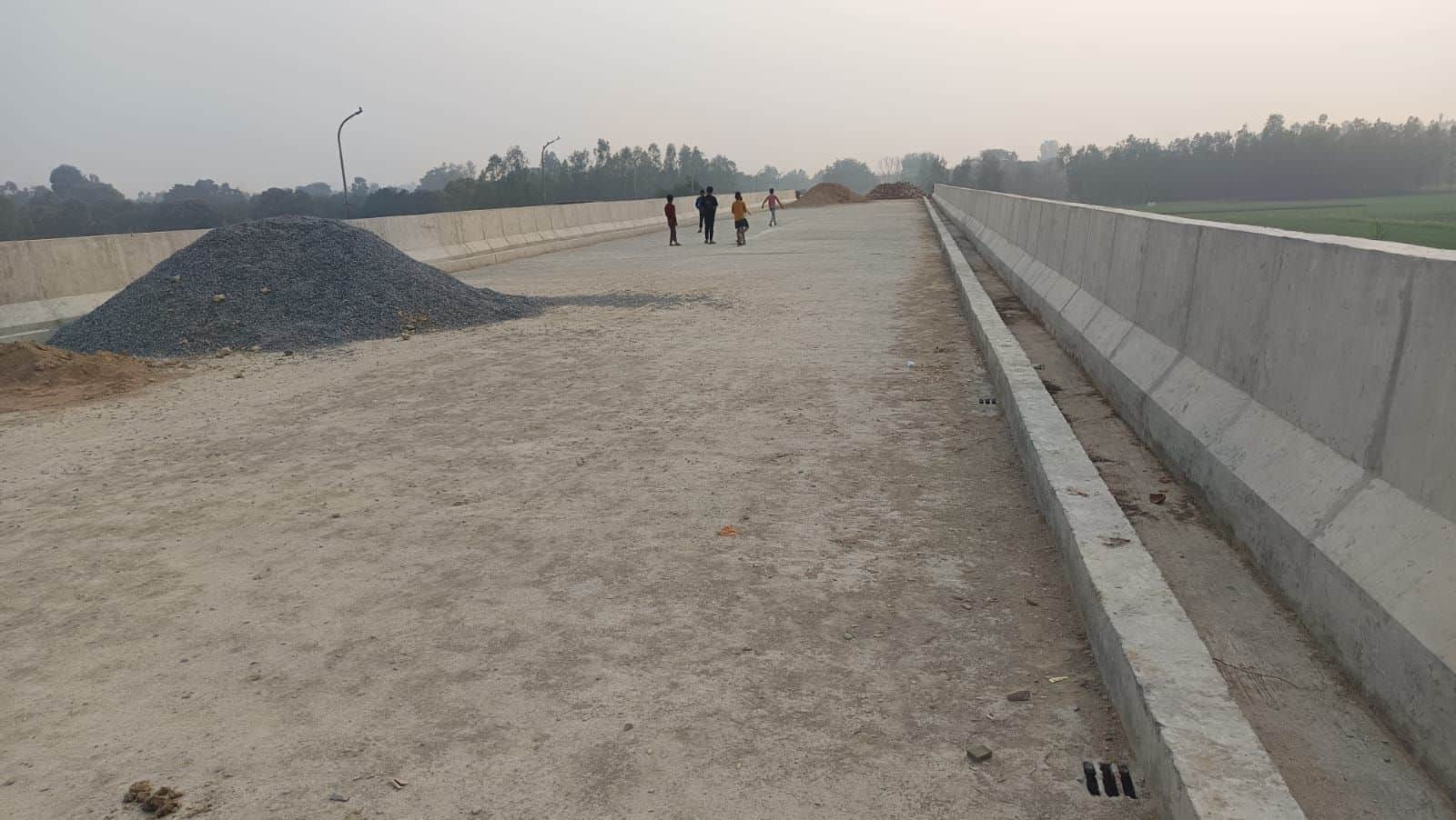 फोटो-2-मोहान में सई नदी पर बना पक्का पुल। संवाद