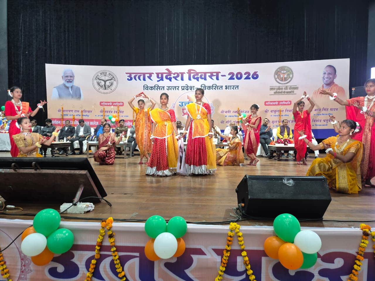 फोटो - 22 सांस्कृतिक कार्यक्रम प्रस्तुत करतीं बच्चियां। संवाद