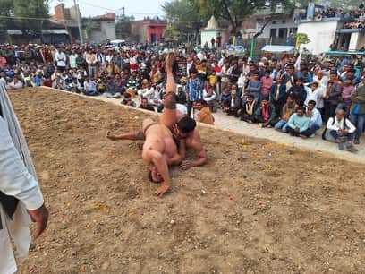 फोटो 24 एचएएमपी 22- दंगल में दांवपेंच दिखाते पहलवान।  संवा