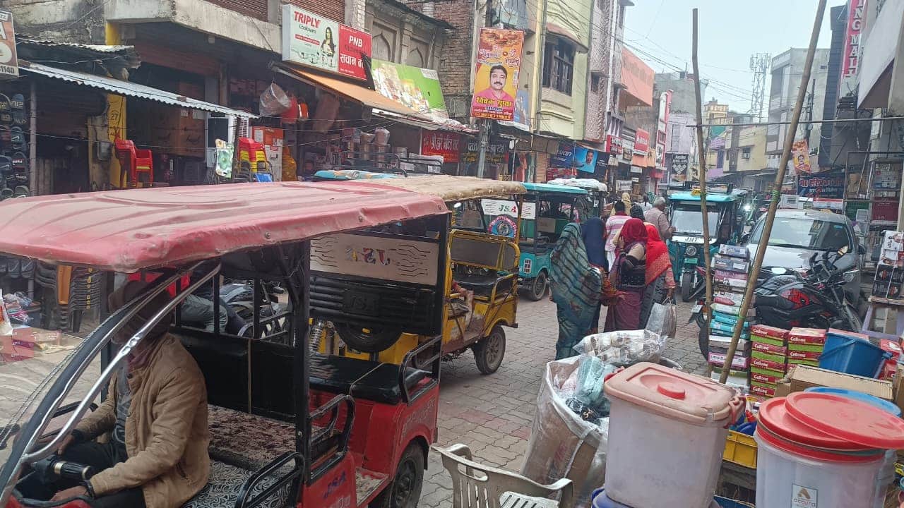 फोटो 24 एचएएमपी 27- शहर के सुभाष बाजार में फुटपाथ किनारे खड़े वाहन व ई-रिक्शा व सड़क तक फैली दु