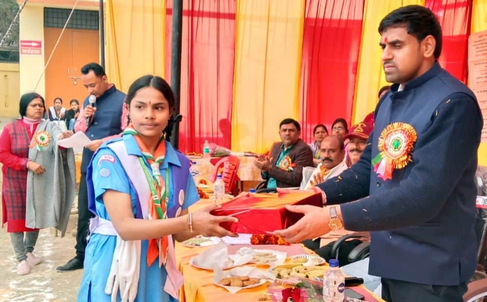 फोटो 24 एमएएचपी 12 परिचय-खेल में प्रथम स्थान हासिल करने पर छात्रा सिमरन को पुरस्कृत करते एसडीएम