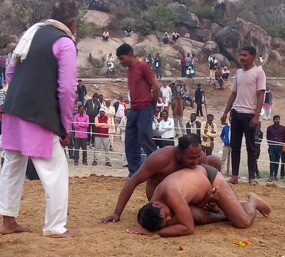 फोटो 25 एमएएचपी 17 परिचय-दंगल में दावपेच दिखाते पहलवान। संवाद