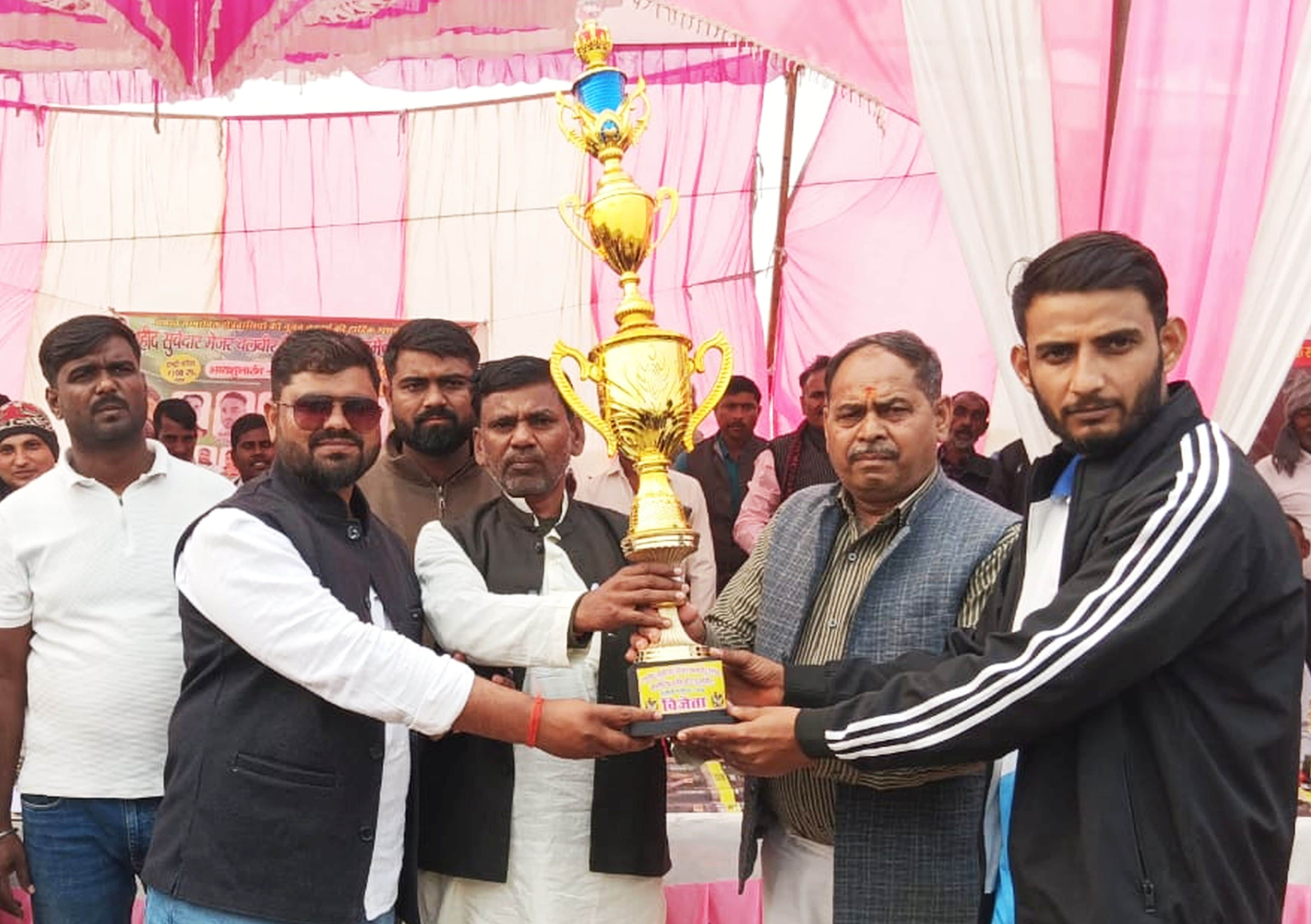 फोटो-30-गगौली में आयोजित टूर्नामेंट में विजेता टीम खोटिला को ट्राफी देते टूर्नामेंट आयोजक संदीप