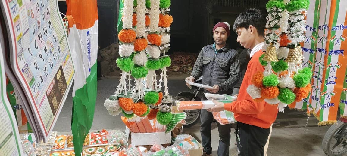 फोटो-मुंगराबादशाहपुर के मछलीशहर रोड पर स्थित तिरंगे की दुकान पर खरीददारी करते हुए लोग। संवाद