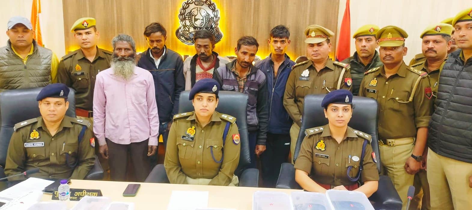 फोटो08कासगंज चोरी की घटनाओं में पकड़े गए 5 आरोपियों के बारे में जानकारी देतीं एसपी अंकिता शर्