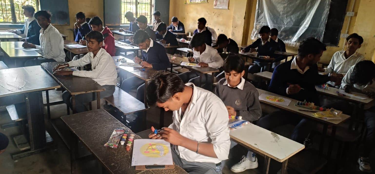फोटो16राजकीय हाईस्कूल भिटौना में कला की परीक्षा देते परीक्षार्थी। संवाद