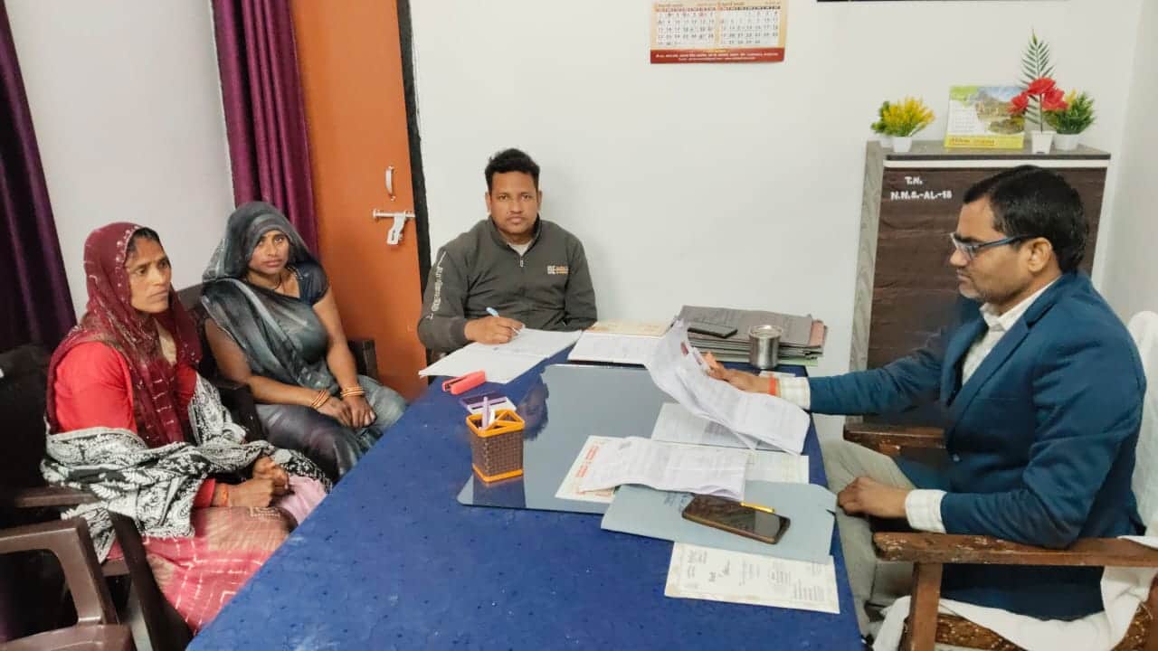 फोटो24एचएएमपी 28- सुनवाई करते नायब तहसीलदार।   संवाद