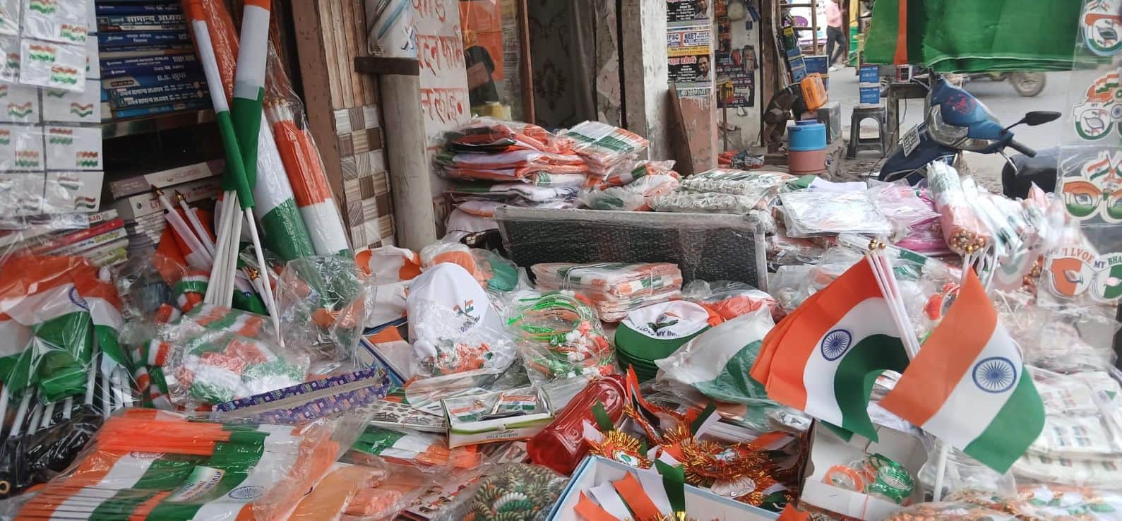 फोटो25कासगंज में गणतंत्र दिवस पर्व  के लिए एक दुकान बिक्री के लिए रखे तिरंगा झंडा व अन्य सा