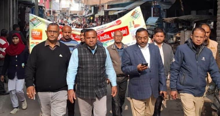 फोटो30पटियाली में मतदाता जागरूकता रैली में शामिल तहसीलदार राम नयन सिंह व अन्य। संवाद