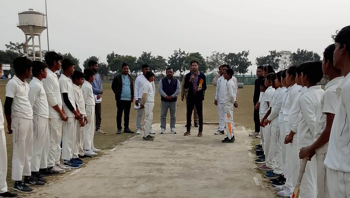 फोटो31स्पोर्ट्स स्टेडियम में क्रिकेट मैच के शुभारंभ से पूर्व परिचय प्राप्त करते एसडीएम ।स्रोत