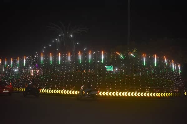 गणतंत्र दिवस की पूर्व संध्या में तिरंगा रोशनी से जगमग कालाआम चौराहा। संवाद