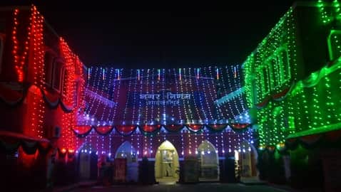गणतंत्र दिवस की पूर्व संध्या पर लाइटों से जगमगाता नगर निगम कार्यालय। संवाद