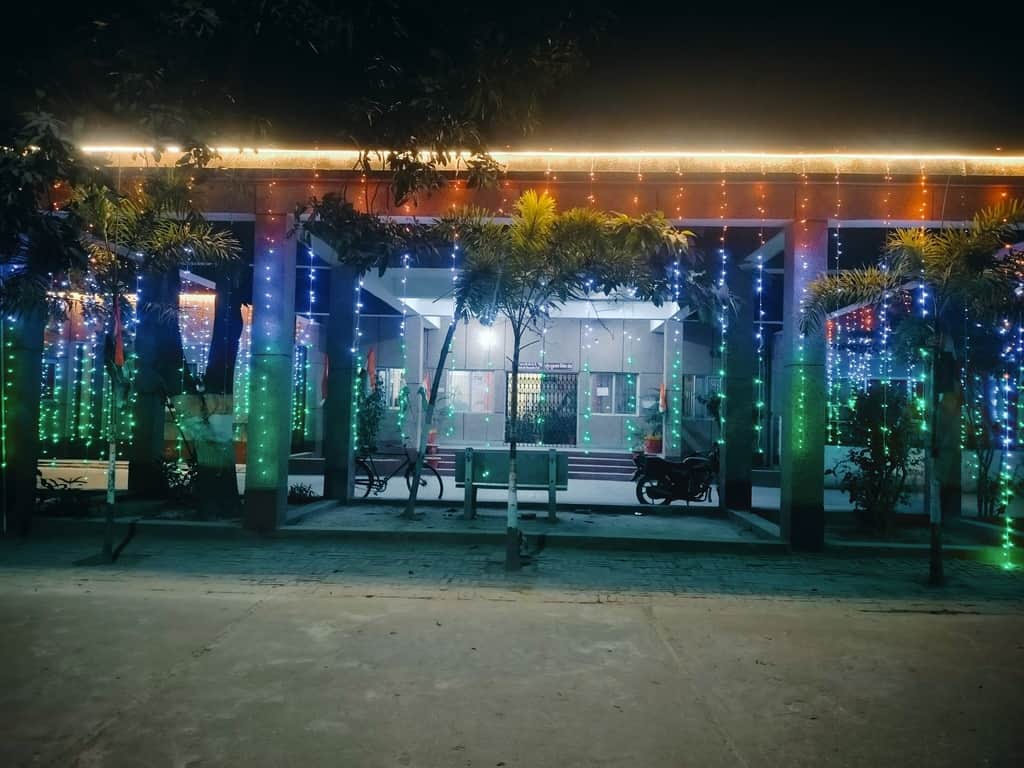 गणतंत्र दिवस की पूर्व संध्या पर रविवार को झालरों से जगमगाया कलेक्ट्रेट परिसर।