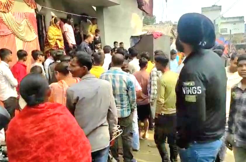 घटनास्थल पर उमड़ी लोगों की भीड़