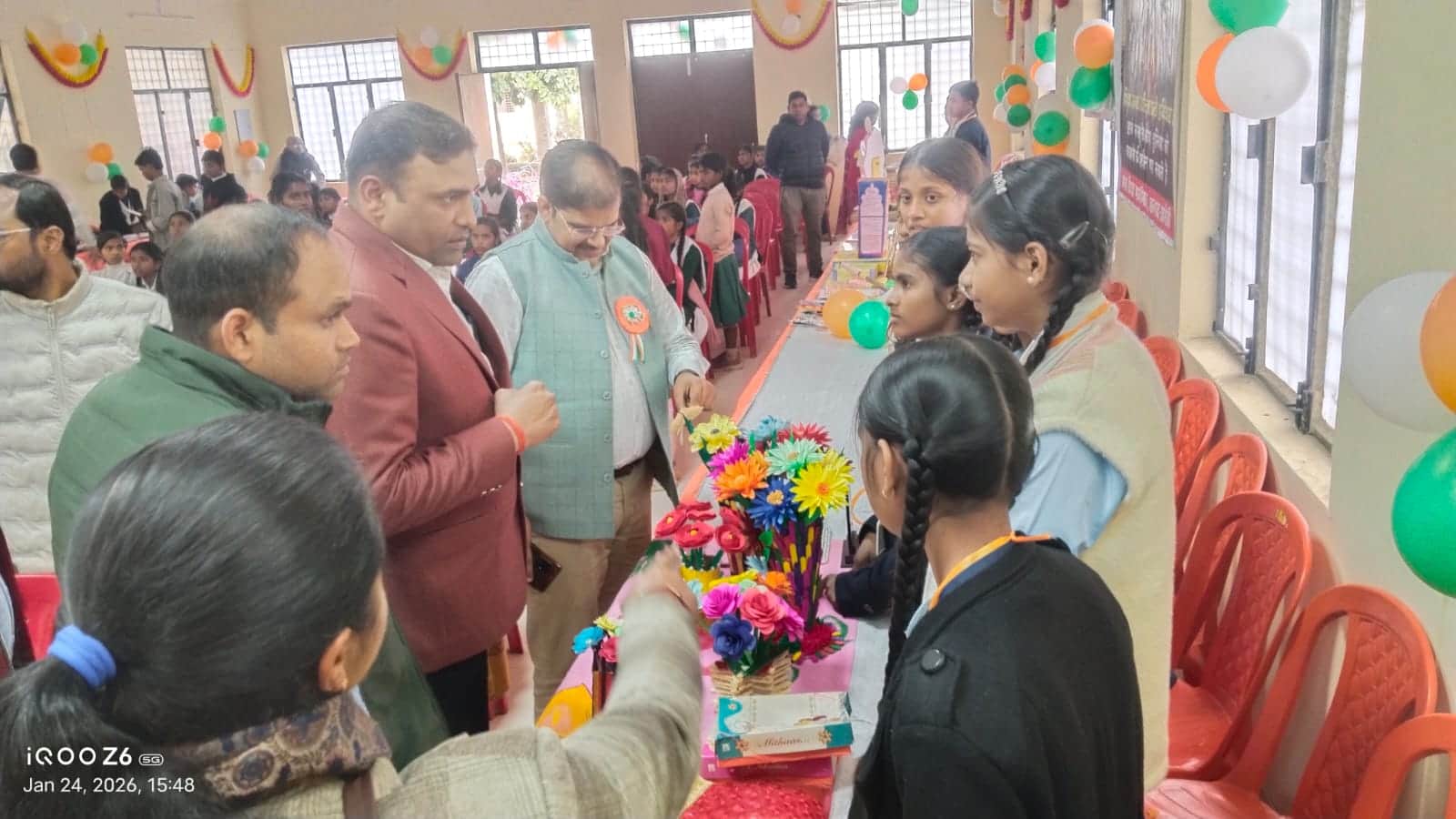  जीजीआईसी में आयोजित कॅरिअर मेले में विद्यार्थियों के स्टॉल का निरीक्षण करते अफसर। स्रोत विभा